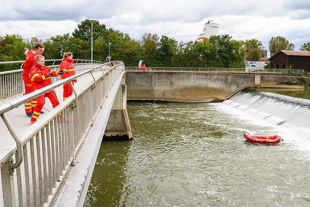 Übung mit einer Raftbrücke